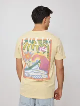 Remera amarilla de algodón con estampado del logo de la marca Rusty en el frente y en la espalda.