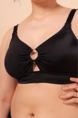 Soutien de baño negro sin aro, con breteles regulables y nudo en la espalda. Base en bajo busto para mayor contención. Detalle de aro en el centro.