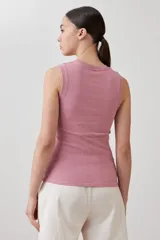 Top musculosa de punto canalé color lila.