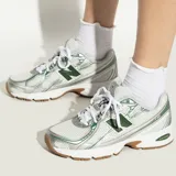 Championes New Balance modelo U740SF2, color blanco con detalles en verde y plateado.