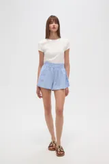 Short color crema de viscosa, de calce alto y corte ancho.