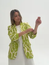Blazer italiano de color lila con estampado abstracto en blanco, de corte elegante.