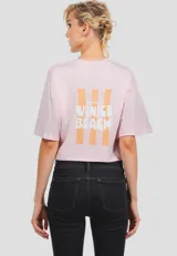 Remera rosa de manga corta con cuello redondo y estampado frontal con la inscripción "VNGERBRG".