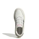 Championes Adidas Lite Court color blanco con detalles en gris y rosa.