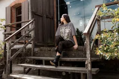 Remerón gris con estampa de flores y texto en el frente.