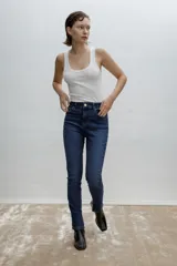 Pantalón de jean de tiro alto, corte skinny y color azul oscuro.