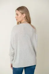 Sweater celeste de lana y viscosa, de corte holgado, con cuello redondo y bolsillos frontales.