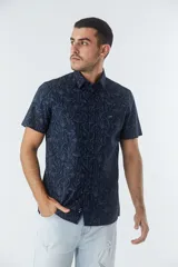 Camisa de hombre de algodón color beige con estampado de hojas, corte slim, manga corta, cartera abotonada y logo bordado.