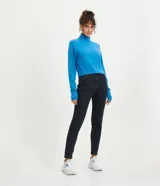 Blusa de punto color blanco, con cuello alto, manga larga y diseño liso.