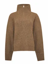 Sweater marrón de punto con cuello alto con medio cierre y diseño de trenzas en el frente.