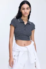Remera polo corta de punto acanalado a rayas horizontales azul marino y blancas, con cuello clásico y tapeta de botones.