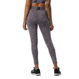 Calza deportiva de mujer con estampado de animal print en tonos grises, diseñada para comodidad en el deporte.