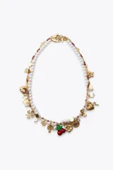 Set de dos collares: uno de perlas con charms colgantes de diferentes formas, tamaños y materiales, con cierre de mosquetón; y otro de eslabones metálicos dorados y abalorios de colores, con charms colgantes de diferentes formas, tamaños y materiales, con cierre de mosquetón.