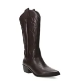 Botas vaqueras de caña alta color bordó, confeccionadas en material sintético imitación cuero. Presentan bordados decorativos en la caña y puntera afilada. Cuentan con un taco bajo y ancho.