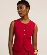 Chaleco sastre corto color rojo con cuello redondo y botones dorados.