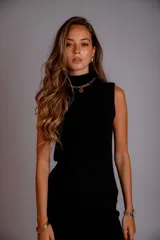 Conjunto tejido de chaleco y pantalón, talle único. El chaleco es sin mangas y con cuello alto. El pantalón es de corte ancho.