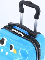 Valija rígida de cabina color azul con diseño de monstruo de un solo ojo. Tiene manija telescópica, asa superior y cuatro ruedas dobles.