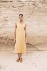 Vestido midi color camel, sin mangas y de corte recto.