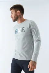 Remera de manga larga azul marino con estampado frontal de letras BKF en celeste y rosa.
