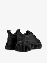 Zapato deportivo de piel vacuna color negro, con plantilla reciclada OrthoLite y suela XL EXTRALIGHT de EVA con diseño plisado. Cuenta con un tacón de 6,6 cm y forro interior de piel vacuna.