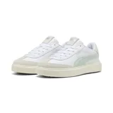 Zapatillas de mujer en blanco con detalles en celeste, diseño tipo court y suela de goma.