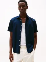 Camisa de manga corta azul marino de Tommy Hilfiger confeccionada en popelina elástica de algodón BCI.