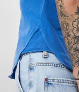 Musculosa azul de algodón con cuello redondo y sisas anchas.