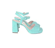 Sandalias de tacón alto color celeste con textura de piel de serpiente. Tienen plataforma, tiras finas sin costuras y hebilla metálica.