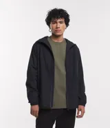 Campera rompevientos negra con capucha ajustable con cordón, cierre frontal con cremallera, bolsillos laterales con cremallera, puños elásticos y forro interior.