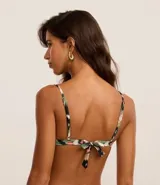 Top de bikini triangular con estampado tie dye en tonos verde, negro y rosa. Tiene base fija, breteles finos ajustables, almohadillas removibles, lazo en la espalda y detalle de costuras contrastantes.