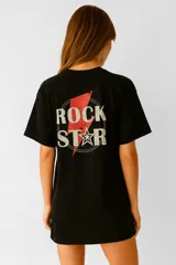 Vestido negro de algodón con estampado frontal que dice "Rock Star", de corte holgado y manga corta.