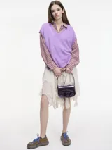 Chaleco lila de cashmere con escote en V y tajos verticales en los laterales.