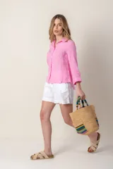 Camisa blanca de lino con cuello clásico, abotonada al frente y mangas 3/4 con puños.