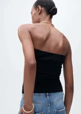 Top bandeau negro de punto fino con detalle de nudo en la cintura.