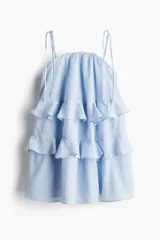 Vestido corto celeste con tirantes finos y volantes en capas.