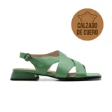 Sandalia de cuero negra con tiras cruzadas y hebilla lateral.
