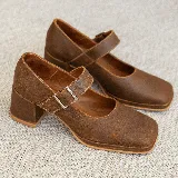 Zapato Mary Jane de cuero vacuno negro con hebilla plateada, punta cuadrada y taco cuadrado.