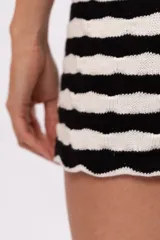 Short tejido a rayas horizontales blancas y negras, con cintura elástica y cordón ajustable.