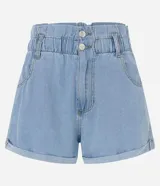 Short de jean celeste, modelo baggy, con cintura elástica, bolsillos delanteros y traseros y ruedo doblado.
