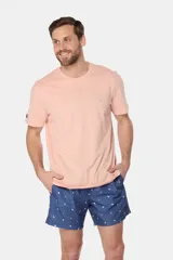 Short de baño celeste con estampado de veleros blancos, cintura elástica con cordón ajustable, dos bolsillos laterales y suspensor de malla fina.