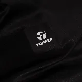 Remera deportiva Topper Training Up negra de poliéster, con cuello redondo, mangas cortas y logo estampado en el pecho.
