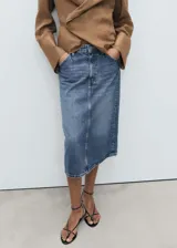 Falda midi de jean azul con corte evasé y terminación asimétrica.