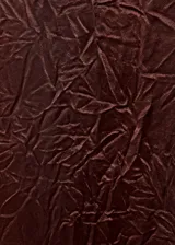 Pantalón de vestir de tiro medio, color marrón oscuro, con efecto arrugado en la tela satinada. Presenta un diseño recto, pinzas delanteras y cierre oculto.