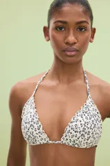 Top de bikini triangular con estampado floral en blanco y negro, ribete festoneado, tirantes finos y copas con relleno push-up.