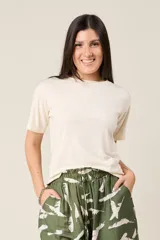 Remera básica de manga corta color negro, de corte recto y cuello redondo.