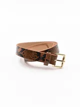 Cinto marrón con estampado de piel de serpiente y hebilla dorada.