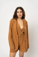 Blazer marrón con finas rayas verticales en color claro, de corte recto y solapas anchas.