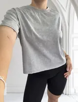 Remera celeste con efecto acid wash, corte holgado y mangas cortas.