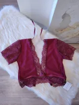 Conjunto de lencería color bordó, compuesto por un top de lycra y encaje con espalda de microtul y una bombacha hipster tiro alto de lycra y encaje con forro de algodón.