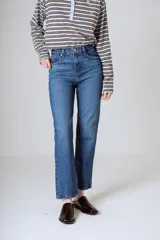 Jean de tiro alto y pierna recta, color azul medio. Confeccionado en 98% algodón y 2% elastano, con diseño clásico de cinco bolsillos.